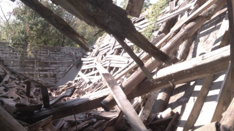 Срути се част от покрива на манастира "Възнесение Господне" край Триводици