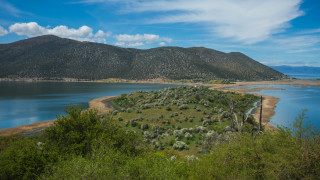 Лодката на рибаря Ванчо Василевски често засяда когато той плава