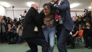 Активистка на Фемен се съблича и се втурва към чешкия