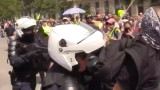  Полицията в Париж употребява сълзотворен газ против нападателни 