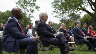 Лидерът на мнозинството в Сената горната камара на американския Конгрес