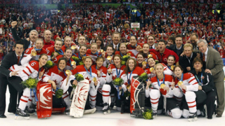 Канада триумфира в женския турнир по хокей