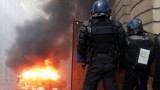  Напрежението в Париж ескалира, още веднъж горят коли 