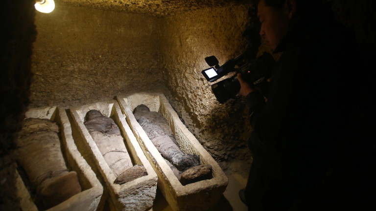Египетски археолози са открили фараонска гробница, съдържаща 50 мумии, датиращи
