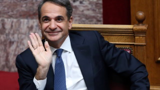 Увеличават минималната работна заплата в Гърция с 9 4 като от