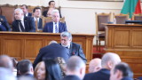 Задържат ръката на Рашидов над парламентарния звънец и бистрят контактни групи