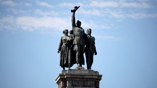 Около Паметника на Съветската армия изграждат скеле