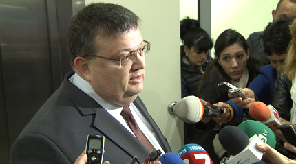 Наказват депутати за игра на криеница; Цацаров: Информациите за атентатора в Сарафово не са близо до истината