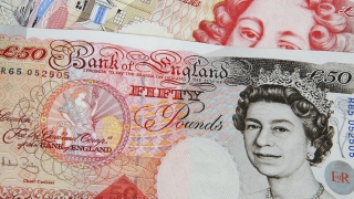 В петък сутринта щатският долар се обезценява спрямо повечето основни