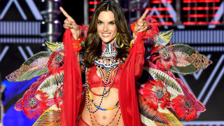 Издания като Vogue както и много таблоиди написаха че дефилето