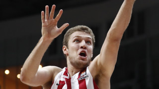 Александър Везенков игра близо 22 минути за Олимпиакос при победата