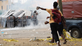 Повече от 20 души са пострадали при сблъсъци между полицията