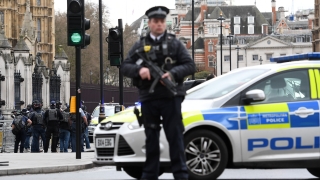Полицията проверява подозрителен пакет до лондонска гара 