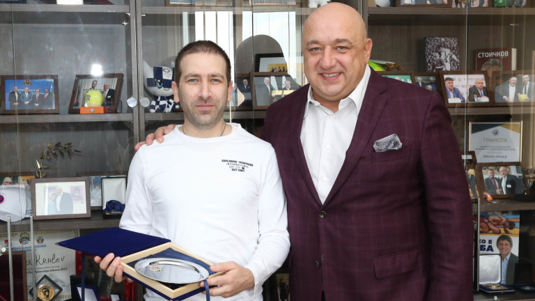 Министър Кралев награди Самуил Донков за европейската титла по спортна стрелба