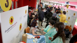 Албания започна масова имунизация срещу коронариуса преди откриването на летния