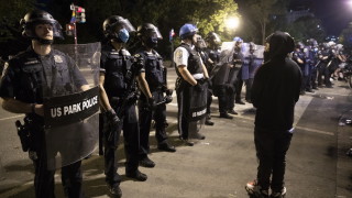 Най малко 16 деца са били простреляни някои от тях фатално