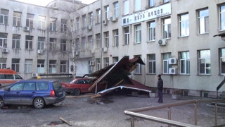 Вятърът отнесе покрив на болница и на училище в Карлово