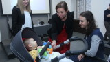 Социалното министерство стартира професия "баба"