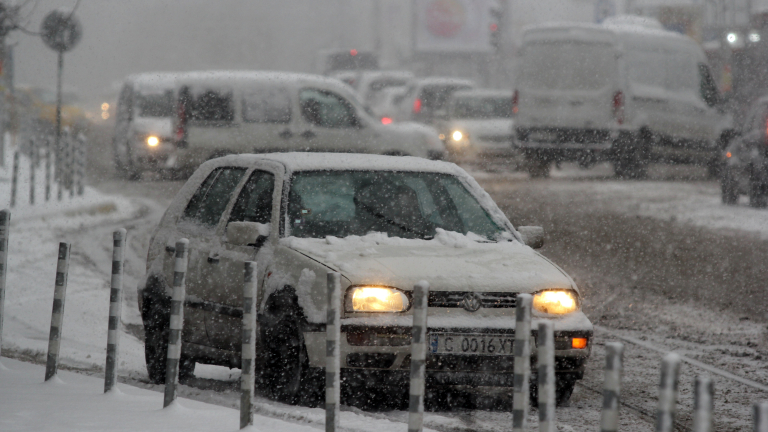 Близо 400 катастрофи в София при първия сняг