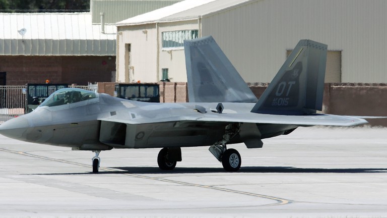 САЩ ще разположат шест стелт изтребителя F-22 Raptor в Южна