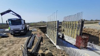 Кофраж на прясно излята бетонна плоча в пернишкото село Дивотино