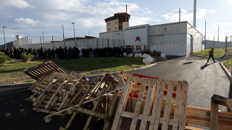 Национална стачка на затворническите надзиратели се провежда във Франция, съобщава
