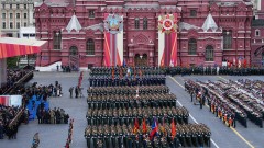 Парадът в Москва без военна техника разкрива истинското състояние на Русия