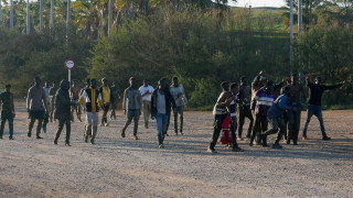 Стотици мигранти от Африка за втори пореден ден се опитаха