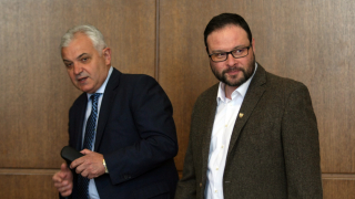 Атака иска изслушването на военния министър Красимир Каракачанов На брифинг