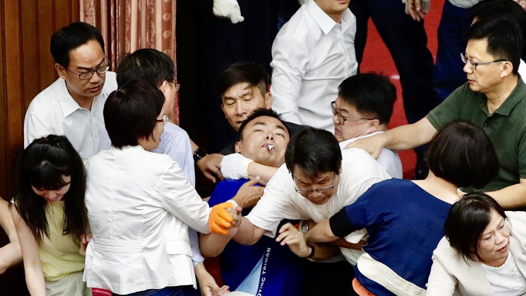 Депутатите в парламента на Тайван се сбиха, след като законодатели