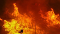 180 пожарникари се борят с огромен пожар в завод в Мелбърн