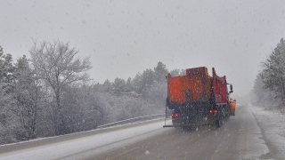 Над 130 машини обработват пътищата в районите със снеговалеж Вали
