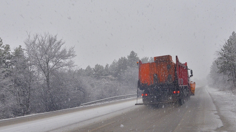Над 130 машини обработват пътищата в районите със снеговалеж. Вали