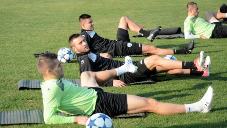 Черно море поднови занимания с едва 12 футболисти. Моряците се