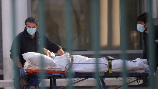 Гръцките власти присвоиха две частни клиники и медицинския персонал в