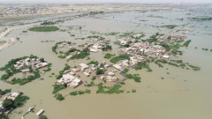 Наводненията в Пакистан са убили 458 деца 