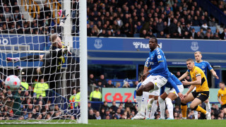 Десет от Евертън успяха да стигнат до драматична победа с 1 0