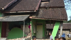 310 са загиналите при земетресението в Индонезия 