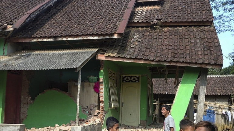 Броят на загиналите , което удари индонезийския остров Ява в