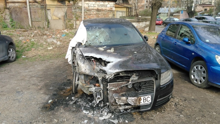 Неизвестни подпалиха личния автомобил на служител от отдел Контрол на