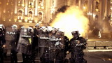 Десетки ранени и арестувани при сблъсъците в Белград