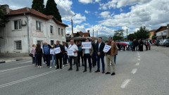 Хората от Карловско блокираха Подбалканския път и прохода Троян-Кърнаре за час