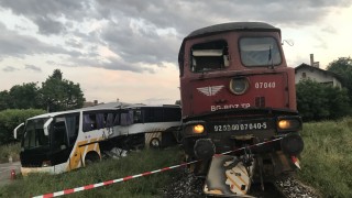 Продължава разследването на катастрофата между влак и бус