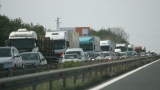 Верижна катастрофа на Ботевградско шосе предизвика километрично задръстване на входа