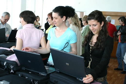 Лаптоп, таблет и смартфон са най-желаните от българите подаръци
