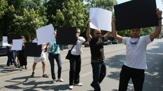 Жива верига "премести" пешеходна пътека в София 