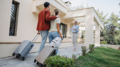 Важно за стотици българи с имоти в Гърция: Наемът в кеш скоро става незаконен