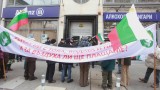  С защита се пази КЕВР от десетина протестиращи против високите цени 