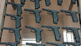 Митнически служители задържаха 18 заготовки рами за пистолети които бяха