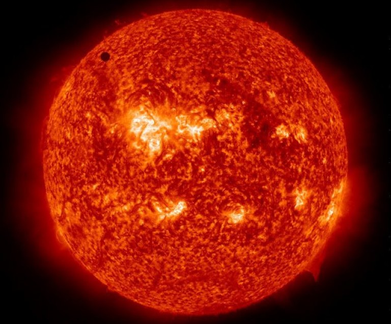 Соларни петна по повърхността на Слънцето